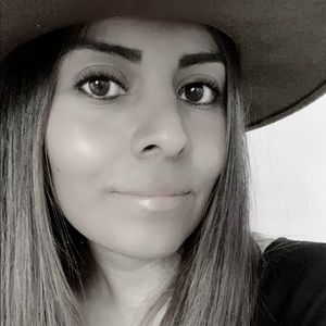 Meet your Posher, Claudia